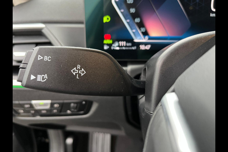 BMW 3 Serie Sedan 320e High Executive Automaat / Live Cockpit Plus / Stoelverwarming  / Widescreen Display / Extra Getint Glas / Climate Control / 17 Inch / Neerklapbare Achterbank / Hifi / Lichtpakket / Sportstoelen / LED