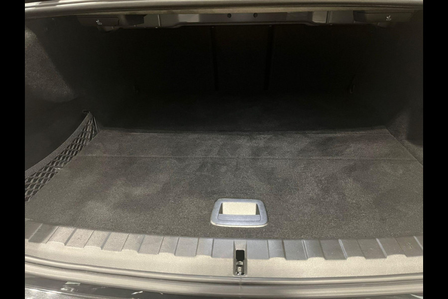 BMW 3 Serie Sedan 320e High Executive Automaat / Live Cockpit Plus / Stoelverwarming  / Widescreen Display / Extra Getint Glas / Climate Control / 17 Inch / Neerklapbare Achterbank / Hifi / Lichtpakket / Sportstoelen / LED