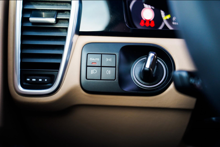 Porsche Cayenne Coupé 3.0 E-Hybrid Platinum Edition | Sport Design | Massage | Adaptieve cruise | Dealer onderhouden | 22 inch |