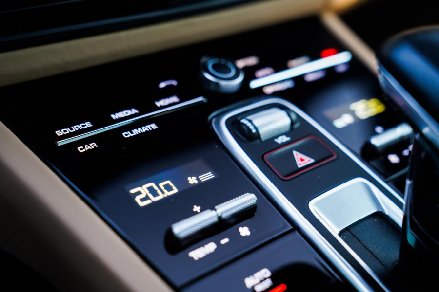 Porsche Cayenne Coupé 3.0 E-Hybrid Platinum Edition | Sport Design | Massage | Adaptieve cruise | Dealer onderhouden | 22 inch |