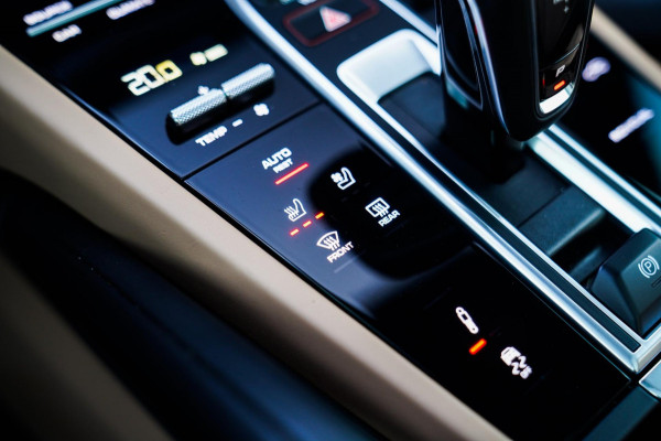 Porsche Cayenne Coupé 3.0 E-Hybrid Platinum Edition | Sport Design | Massage | Adaptieve cruise | Dealer onderhouden | 22 inch |