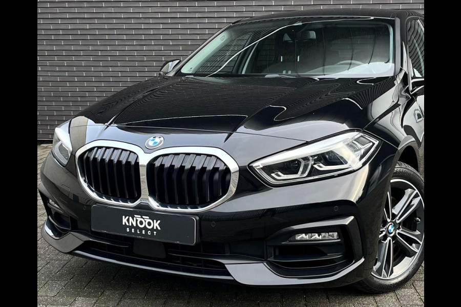 BMW 1-serie 118i Executive Sport Line Automaat / Live Cockpit Professional / Shadow Line / 17 Inch / LED / Sportstoelen / Parkeersensoren voor+achter