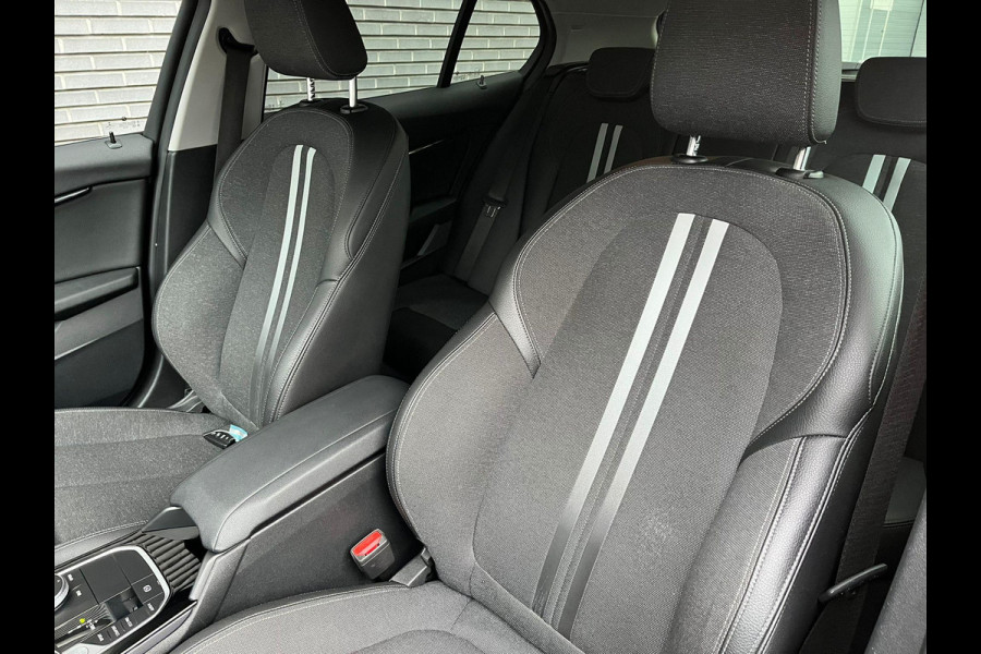 BMW 1-serie 118i Executive Sport Line Automaat / Live Cockpit Professional / Shadow Line / 17 Inch / LED / Sportstoelen / Parkeersensoren voor+achter