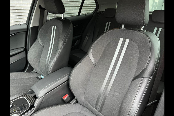 BMW 1-serie 118i Executive Sport Line Automaat / Live Cockpit Professional / Shadow Line / 17 Inch / LED / Sportstoelen / Parkeersensoren voor+achter