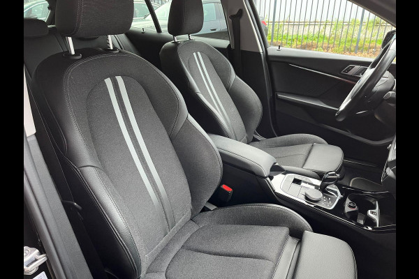BMW 1-serie 118i Executive Sport Line Automaat / Live Cockpit Professional / Shadow Line / 17 Inch / LED / Sportstoelen / Parkeersensoren voor+achter