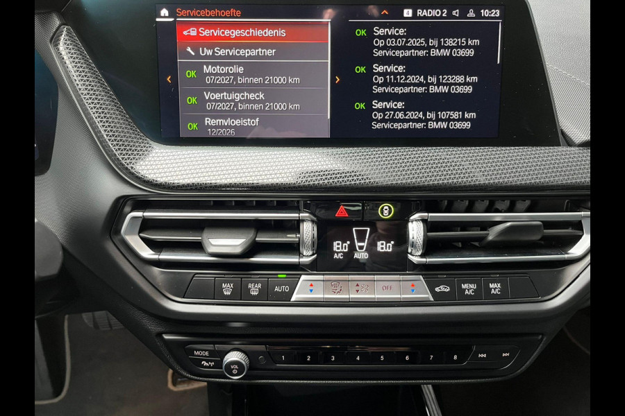 BMW 1-serie 118i Executive Sport Line Automaat / Live Cockpit Professional / Shadow Line / 17 Inch / LED / Sportstoelen / Parkeersensoren voor+achter