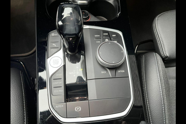 BMW 1-serie 118i Executive Sport Line Automaat / Live Cockpit Professional / Shadow Line / 17 Inch / LED / Sportstoelen / Parkeersensoren voor+achter