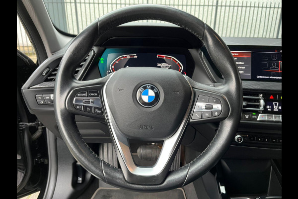 BMW 1-serie 118i Executive Sport Line Automaat / Live Cockpit Professional / Shadow Line / 17 Inch / LED / Sportstoelen / Parkeersensoren voor+achter