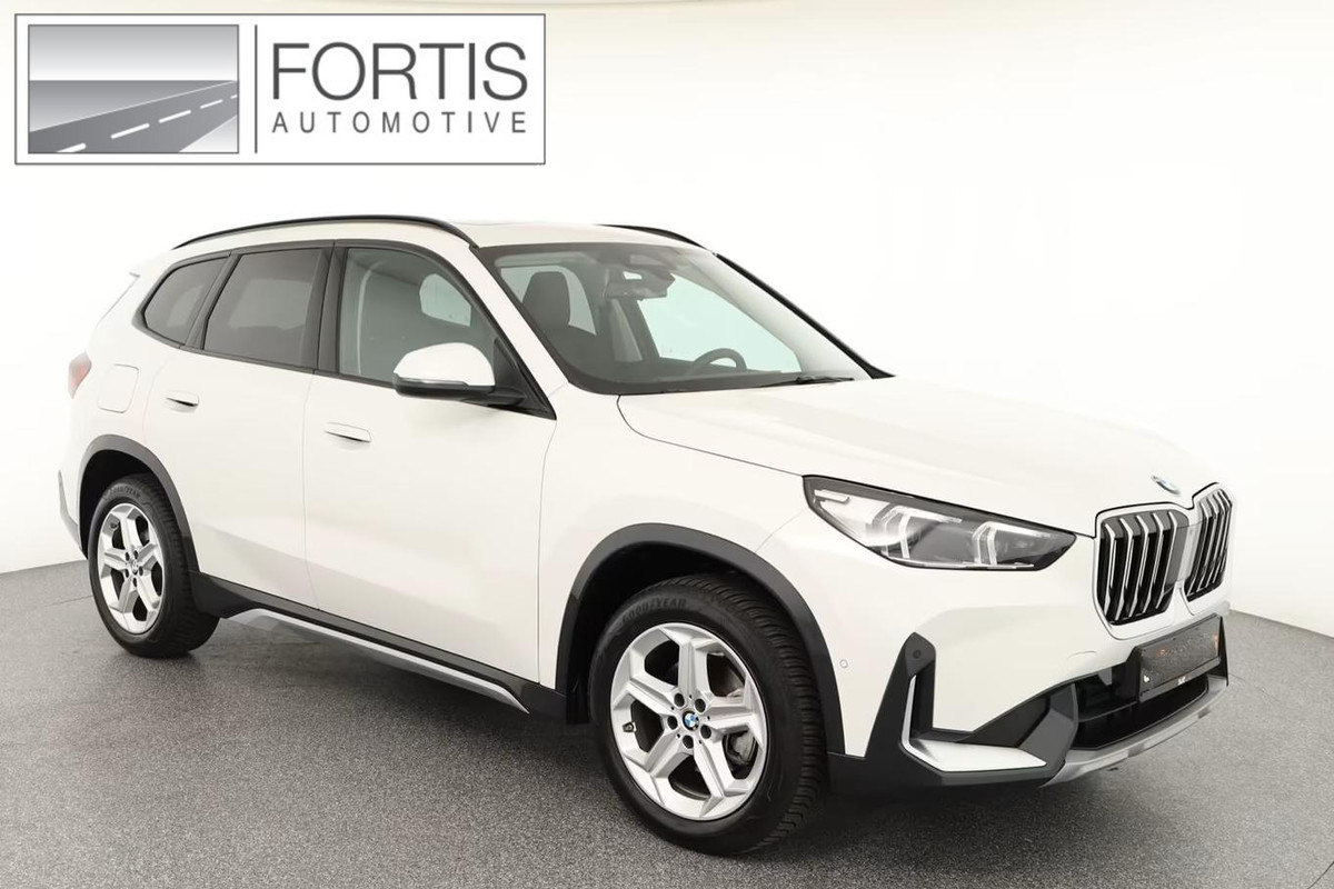 BMW X1 sDrive18iA xLine ** ADAPT. LED, LEDER, PANORAMA, TREKH, ADAPT. CRUISE, ACT. SPORTST ** 1e EIG - Ex BMW-AG - UNFALLFREI ** ** INFORMEER OOK NAAR ONZE AANTREKKELIJKE FINANCIAL-LEASE TARIEVEN **