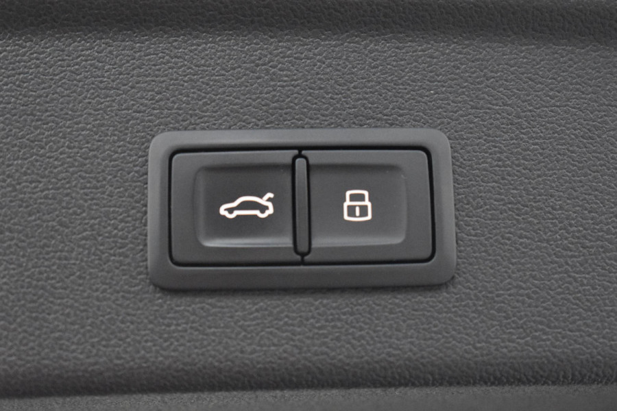 Audi A3 Sportback 35 TFSI S edition Pano Kuip Lane B&O Trekhaak Leder