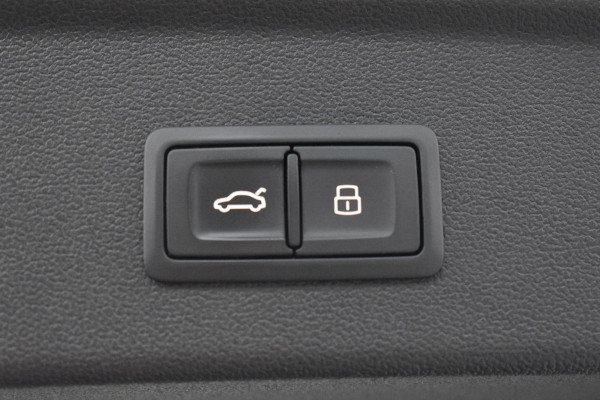 Audi A3 Sportback 35 TFSI S edition Pano Kuip Lane B&O Trekhaak Leder