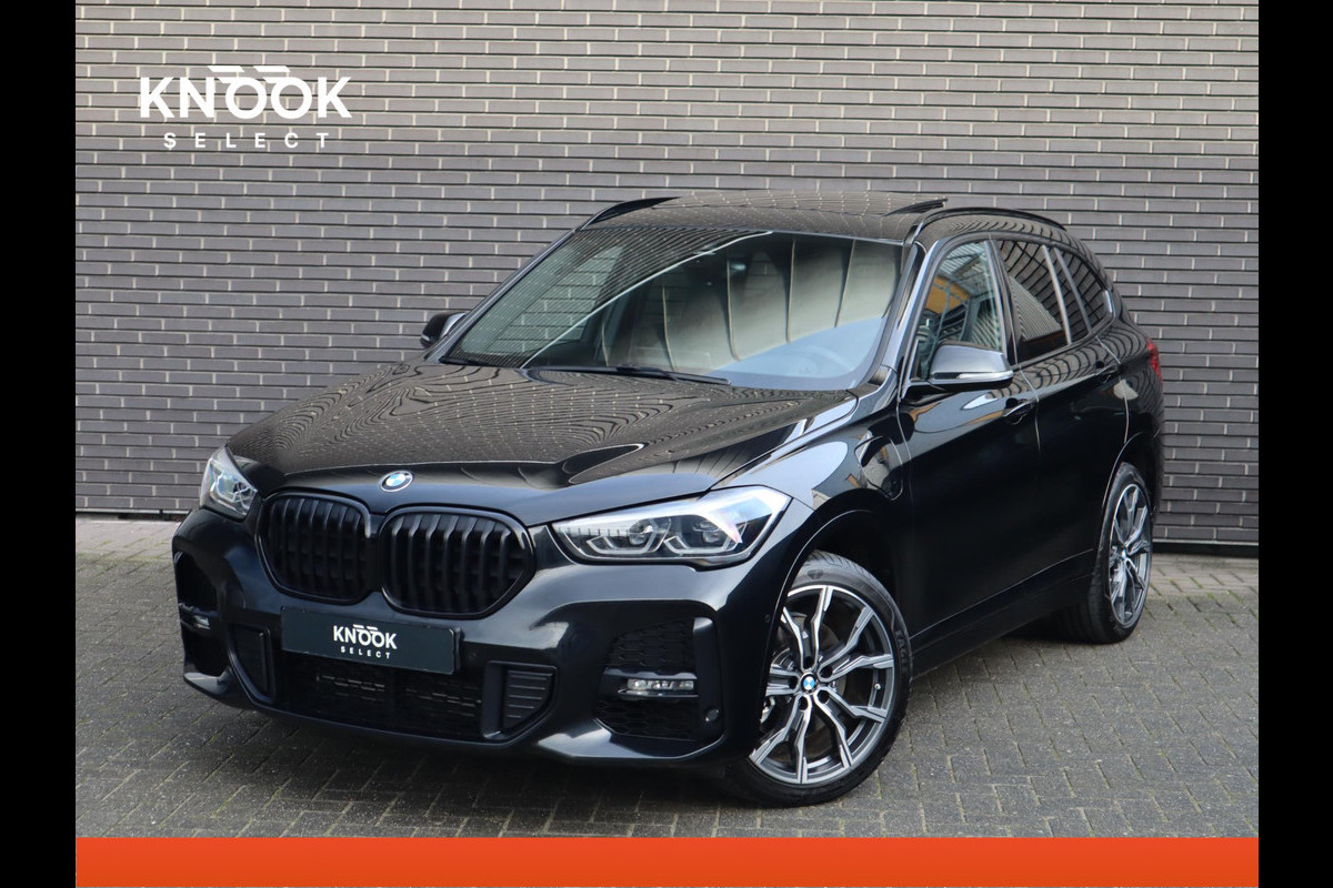 BMW X1 xDrive25e High Executive M Sport Pakket Automaat / Panoramadak / Trekhaak / Shadow Line / LED / Head-up Display / Sportstoelen / 19 Inch / Leder / Parkeersensoren voor+achter / Stoelverwarming / Harman Kardon / Achteruitrijcamera / Stuurwielverwarming / Extra Getint Glas