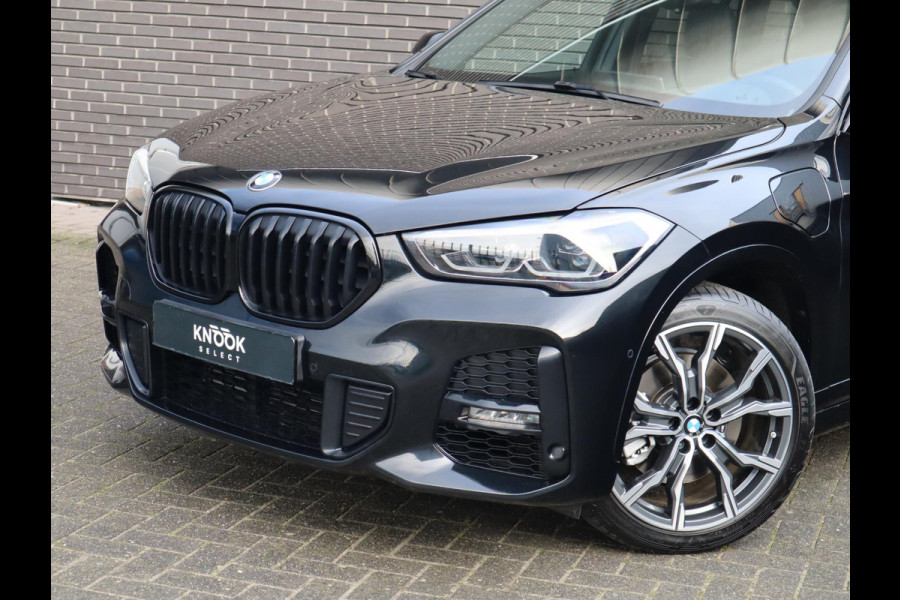 BMW X1 xDrive25e High Executive M Sport Pakket Automaat / Panoramadak / Trekhaak / Shadow Line / LED / Head-up Display / Sportstoelen / 19 Inch / Leder / Parkeersensoren voor+achter / Stoelverwarming / Harman Kardon / Achteruitrijcamera / Stuurwielverwarming / Extra Getint Glas