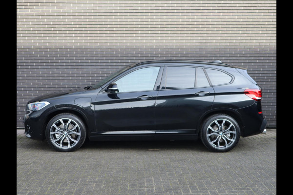 BMW X1 xDrive25e High Executive M Sport Pakket Automaat / Panoramadak / Trekhaak / Shadow Line / LED / Head-up Display / Sportstoelen / 19 Inch / Leder / Parkeersensoren voor+achter / Stoelverwarming / Harman Kardon / Achteruitrijcamera / Stuurwielverwarming / Extra Getint Glas