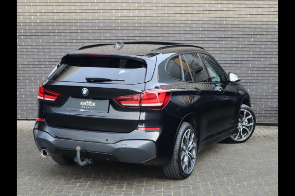 BMW X1 xDrive25e High Executive M Sport Pakket Automaat / Panoramadak / Trekhaak / Shadow Line / LED / Head-up Display / Sportstoelen / 19 Inch / Leder / Parkeersensoren voor+achter / Stoelverwarming / Harman Kardon / Achteruitrijcamera / Stuurwielverwarming / Extra Getint Glas