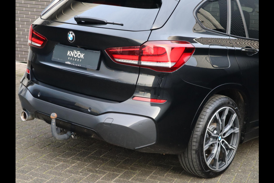 BMW X1 xDrive25e High Executive M Sport Pakket Automaat / Panoramadak / Trekhaak / Shadow Line / LED / Head-up Display / Sportstoelen / 19 Inch / Leder / Parkeersensoren voor+achter / Stoelverwarming / Harman Kardon / Achteruitrijcamera / Stuurwielverwarming / Extra Getint Glas