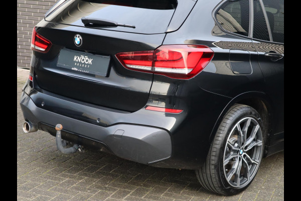 BMW X1 xDrive25e High Executive M Sport Pakket Automaat / Panoramadak / Trekhaak / Shadow Line / LED / Head-up Display / Sportstoelen / 19 Inch / Leder / Parkeersensoren voor+achter / Stoelverwarming / Harman Kardon / Achteruitrijcamera / Stuurwielverwarming / Extra Getint Glas