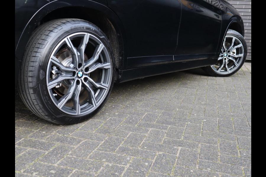 BMW X1 xDrive25e High Executive M Sport Pakket Automaat / Panoramadak / Trekhaak / Shadow Line / LED / Head-up Display / Sportstoelen / 19 Inch / Leder / Parkeersensoren voor+achter / Stoelverwarming / Harman Kardon / Achteruitrijcamera / Stuurwielverwarming / Extra Getint Glas