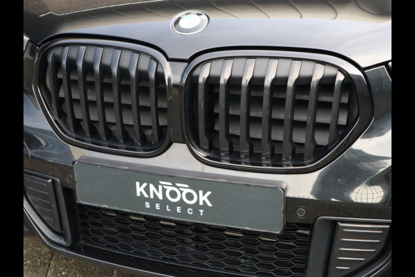 BMW X1 xDrive25e High Executive M Sport Pakket Automaat / Panoramadak / Trekhaak / Shadow Line / LED / Head-up Display / Sportstoelen / 19 Inch / Leder / Parkeersensoren voor+achter / Stoelverwarming / Harman Kardon / Achteruitrijcamera / Stuurwielverwarming / Extra Getint Glas