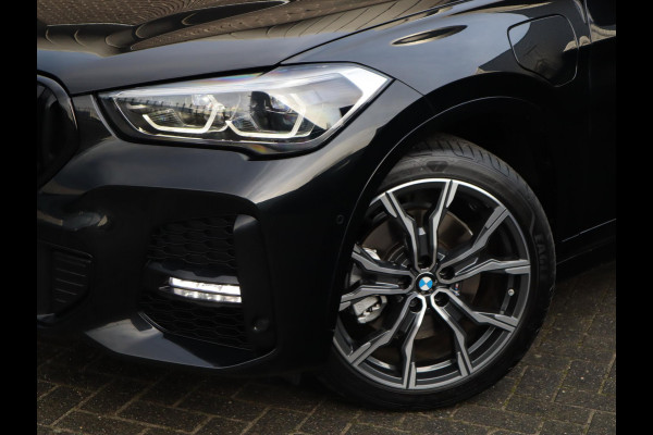BMW X1 xDrive25e High Executive M Sport Pakket Automaat / Panoramadak / Trekhaak / Shadow Line / LED / Head-up Display / Sportstoelen / 19 Inch / Leder / Parkeersensoren voor+achter / Stoelverwarming / Harman Kardon / Achteruitrijcamera / Stuurwielverwarming / Extra Getint Glas