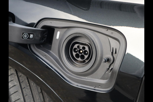 BMW X1 xDrive25e High Executive M Sport Pakket Automaat / Panoramadak / Trekhaak / Shadow Line / LED / Head-up Display / Sportstoelen / 19 Inch / Leder / Parkeersensoren voor+achter / Stoelverwarming / Harman Kardon / Achteruitrijcamera / Stuurwielverwarming / Extra Getint Glas