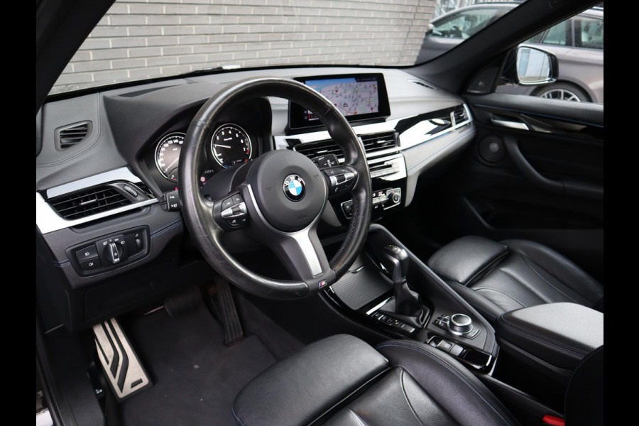 BMW X1 xDrive25e High Executive M Sport Pakket Automaat / Panoramadak / Trekhaak / Shadow Line / LED / Head-up Display / Sportstoelen / 19 Inch / Leder / Parkeersensoren voor+achter / Stoelverwarming / Harman Kardon / Achteruitrijcamera / Stuurwielverwarming / Extra Getint Glas