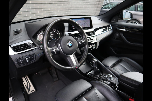 BMW X1 xDrive25e High Executive M Sport Pakket Automaat / Panoramadak / Trekhaak / Shadow Line / LED / Head-up Display / Sportstoelen / 19 Inch / Leder / Parkeersensoren voor+achter / Stoelverwarming / Harman Kardon / Achteruitrijcamera / Stuurwielverwarming / Extra Getint Glas