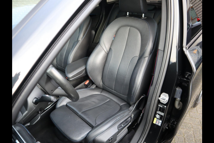 BMW X1 xDrive25e High Executive M Sport Pakket Automaat / Panoramadak / Trekhaak / Shadow Line / LED / Head-up Display / Sportstoelen / 19 Inch / Leder / Parkeersensoren voor+achter / Stoelverwarming / Harman Kardon / Achteruitrijcamera / Stuurwielverwarming / Extra Getint Glas