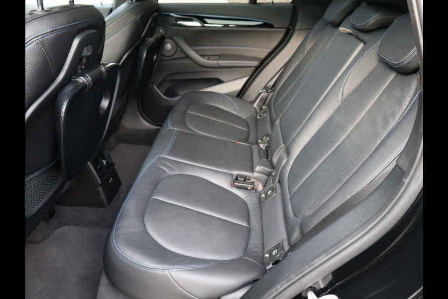 BMW X1 xDrive25e High Executive M Sport Pakket Automaat / Panoramadak / Trekhaak / Shadow Line / LED / Head-up Display / Sportstoelen / 19 Inch / Leder / Parkeersensoren voor+achter / Stoelverwarming / Harman Kardon / Achteruitrijcamera / Stuurwielverwarming / Extra Getint Glas