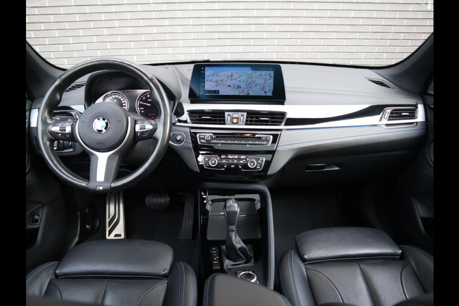 BMW X1 xDrive25e High Executive M Sport Pakket Automaat / Panoramadak / Trekhaak / Shadow Line / LED / Head-up Display / Sportstoelen / 19 Inch / Leder / Parkeersensoren voor+achter / Stoelverwarming / Harman Kardon / Achteruitrijcamera / Stuurwielverwarming / Extra Getint Glas