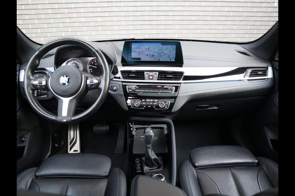 BMW X1 xDrive25e High Executive M Sport Pakket Automaat / Panoramadak / Trekhaak / Shadow Line / LED / Head-up Display / Sportstoelen / 19 Inch / Leder / Parkeersensoren voor+achter / Stoelverwarming / Harman Kardon / Achteruitrijcamera / Stuurwielverwarming / Extra Getint Glas
