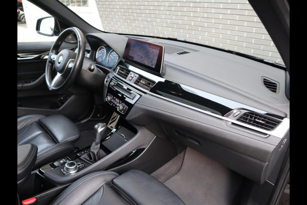 BMW X1 xDrive25e High Executive M Sport Pakket Automaat / Panoramadak / Trekhaak / Shadow Line / LED / Head-up Display / Sportstoelen / 19 Inch / Leder / Parkeersensoren voor+achter / Stoelverwarming / Harman Kardon / Achteruitrijcamera / Stuurwielverwarming / Extra Getint Glas