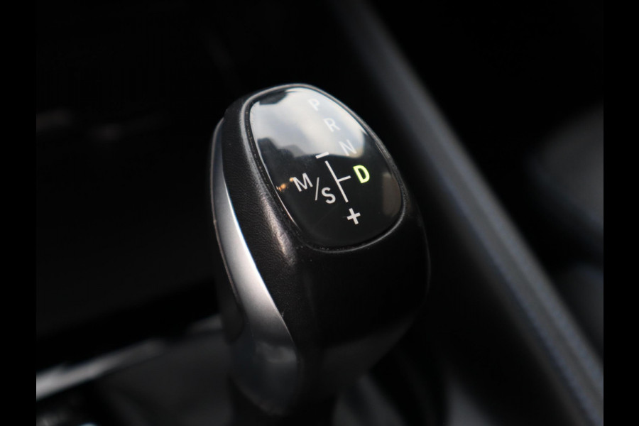 BMW X1 xDrive25e High Executive M Sport Pakket Automaat / Panoramadak / Trekhaak / Shadow Line / LED / Head-up Display / Sportstoelen / 19 Inch / Leder / Parkeersensoren voor+achter / Stoelverwarming / Harman Kardon / Achteruitrijcamera / Stuurwielverwarming / Extra Getint Glas