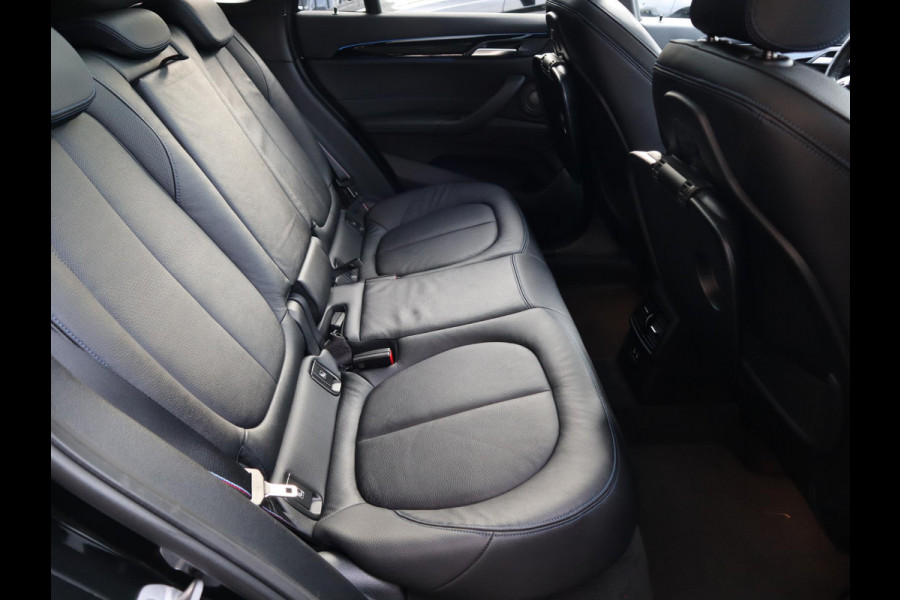 BMW X1 xDrive25e High Executive M Sport Pakket Automaat / Panoramadak / Trekhaak / Shadow Line / LED / Head-up Display / Sportstoelen / 19 Inch / Leder / Parkeersensoren voor+achter / Stoelverwarming / Harman Kardon / Achteruitrijcamera / Stuurwielverwarming / Extra Getint Glas