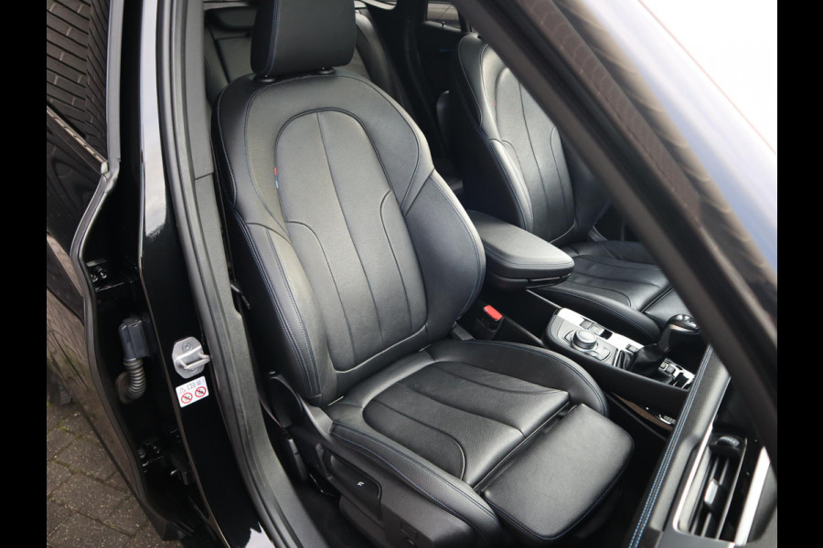 BMW X1 xDrive25e High Executive M Sport Pakket Automaat / Panoramadak / Trekhaak / Shadow Line / LED / Head-up Display / Sportstoelen / 19 Inch / Leder / Parkeersensoren voor+achter / Stoelverwarming / Harman Kardon / Achteruitrijcamera / Stuurwielverwarming / Extra Getint Glas
