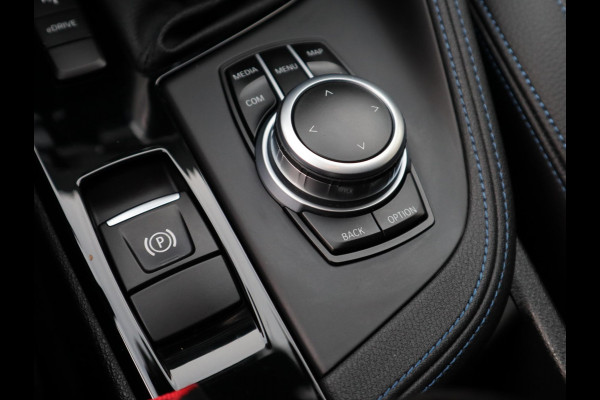 BMW X1 xDrive25e High Executive M Sport Pakket Automaat / Panoramadak / Trekhaak / Shadow Line / LED / Head-up Display / Sportstoelen / 19 Inch / Leder / Parkeersensoren voor+achter / Stoelverwarming / Harman Kardon / Achteruitrijcamera / Stuurwielverwarming / Extra Getint Glas