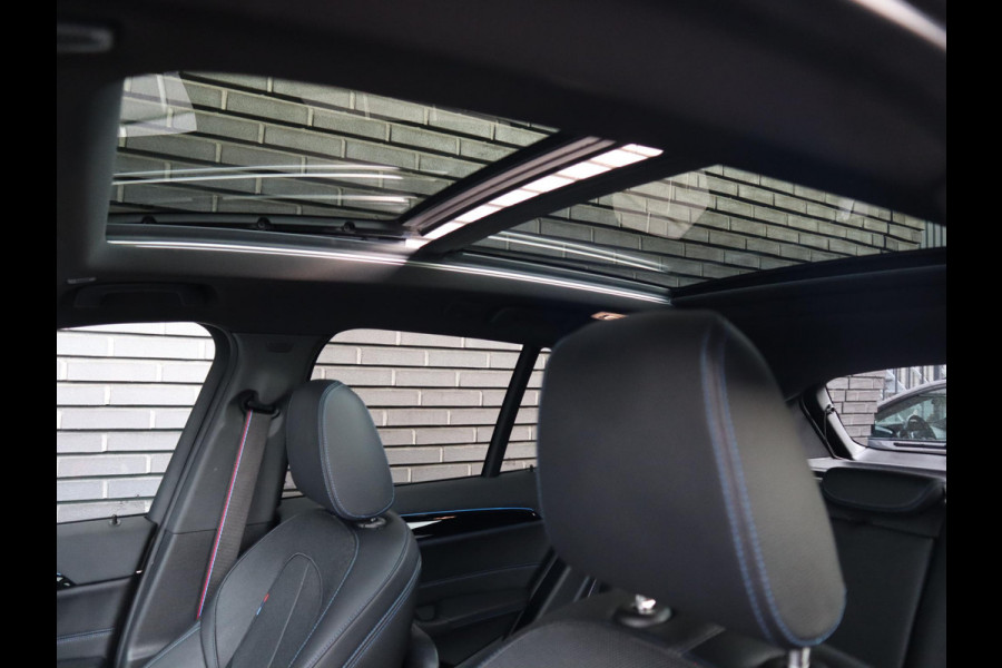 BMW X1 xDrive25e High Executive M Sport Pakket Automaat / Panoramadak / Trekhaak / Shadow Line / LED / Head-up Display / Sportstoelen / 19 Inch / Leder / Parkeersensoren voor+achter / Stoelverwarming / Harman Kardon / Achteruitrijcamera / Stuurwielverwarming / Extra Getint Glas