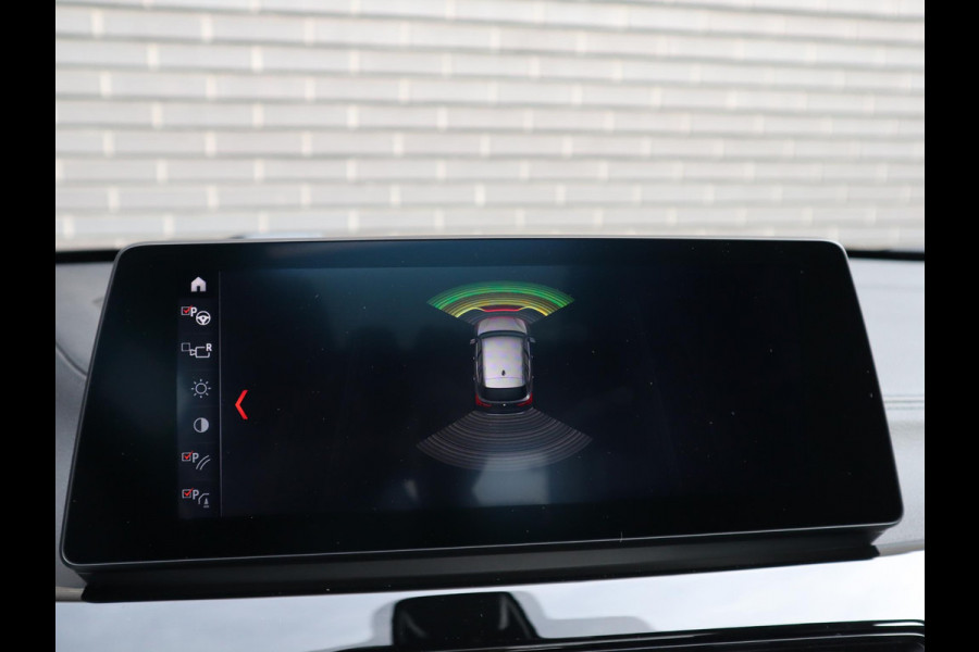 BMW X1 xDrive25e High Executive M Sport Pakket Automaat / Panoramadak / Trekhaak / Shadow Line / LED / Head-up Display / Sportstoelen / 19 Inch / Leder / Parkeersensoren voor+achter / Stoelverwarming / Harman Kardon / Achteruitrijcamera / Stuurwielverwarming / Extra Getint Glas