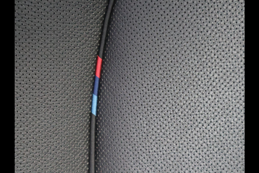 BMW X1 xDrive25e High Executive M Sport Pakket Automaat / Panoramadak / Trekhaak / Shadow Line / LED / Head-up Display / Sportstoelen / 19 Inch / Leder / Parkeersensoren voor+achter / Stoelverwarming / Harman Kardon / Achteruitrijcamera / Stuurwielverwarming / Extra Getint Glas