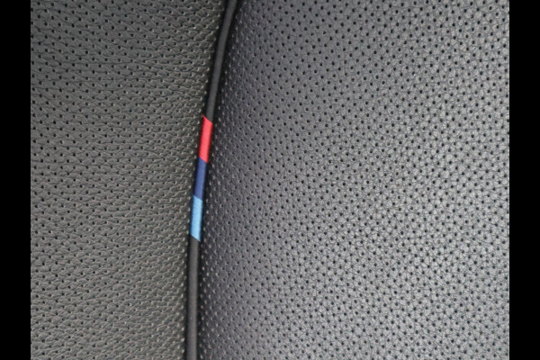 BMW X1 xDrive25e High Executive M Sport Pakket Automaat / Panoramadak / Trekhaak / Shadow Line / LED / Head-up Display / Sportstoelen / 19 Inch / Leder / Parkeersensoren voor+achter / Stoelverwarming / Harman Kardon / Achteruitrijcamera / Stuurwielverwarming / Extra Getint Glas