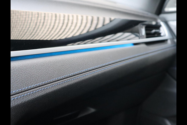 BMW X1 xDrive25e High Executive M Sport Pakket Automaat / Panoramadak / Trekhaak / Shadow Line / LED / Head-up Display / Sportstoelen / 19 Inch / Leder / Parkeersensoren voor+achter / Stoelverwarming / Harman Kardon / Achteruitrijcamera / Stuurwielverwarming / Extra Getint Glas