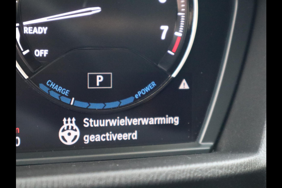 BMW X1 xDrive25e High Executive M Sport Pakket Automaat / Panoramadak / Trekhaak / Shadow Line / LED / Head-up Display / Sportstoelen / 19 Inch / Leder / Parkeersensoren voor+achter / Stoelverwarming / Harman Kardon / Achteruitrijcamera / Stuurwielverwarming / Extra Getint Glas