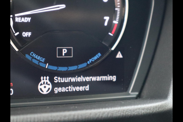 BMW X1 xDrive25e High Executive M Sport Pakket Automaat / Panoramadak / Trekhaak / Shadow Line / LED / Head-up Display / Sportstoelen / 19 Inch / Leder / Parkeersensoren voor+achter / Stoelverwarming / Harman Kardon / Achteruitrijcamera / Stuurwielverwarming / Extra Getint Glas