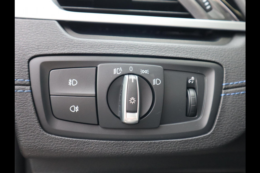 BMW X1 xDrive25e High Executive M Sport Pakket Automaat / Panoramadak / Trekhaak / Shadow Line / LED / Head-up Display / Sportstoelen / 19 Inch / Leder / Parkeersensoren voor+achter / Stoelverwarming / Harman Kardon / Achteruitrijcamera / Stuurwielverwarming / Extra Getint Glas