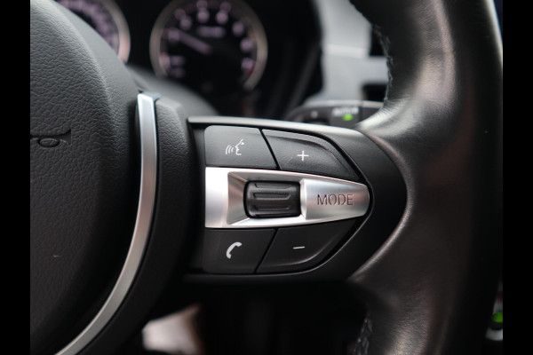 BMW X1 xDrive25e High Executive M Sport Pakket Automaat / Panoramadak / Trekhaak / Shadow Line / LED / Head-up Display / Sportstoelen / 19 Inch / Leder / Parkeersensoren voor+achter / Stoelverwarming / Harman Kardon / Achteruitrijcamera / Stuurwielverwarming / Extra Getint Glas