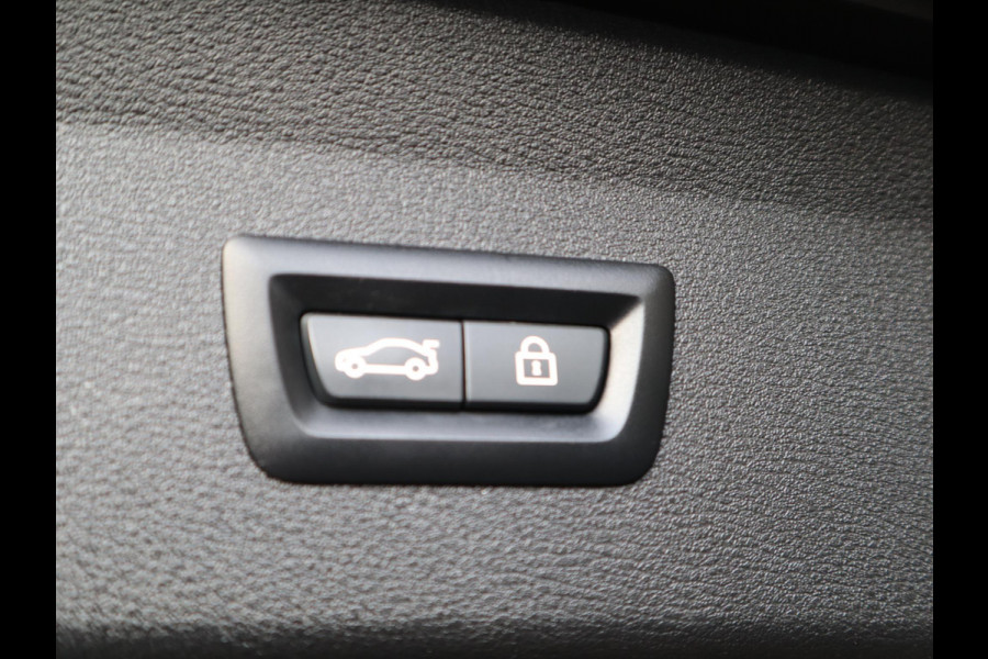 BMW X1 xDrive25e High Executive M Sport Pakket Automaat / Panoramadak / Trekhaak / Shadow Line / LED / Head-up Display / Sportstoelen / 19 Inch / Leder / Parkeersensoren voor+achter / Stoelverwarming / Harman Kardon / Achteruitrijcamera / Stuurwielverwarming / Extra Getint Glas