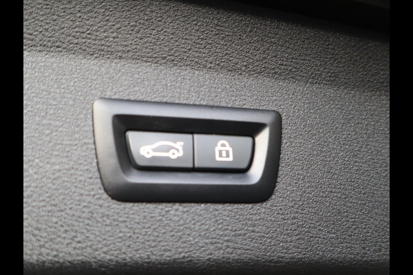 BMW X1 xDrive25e High Executive M Sport Pakket Automaat / Panoramadak / Trekhaak / Shadow Line / LED / Head-up Display / Sportstoelen / 19 Inch / Leder / Parkeersensoren voor+achter / Stoelverwarming / Harman Kardon / Achteruitrijcamera / Stuurwielverwarming / Extra Getint Glas