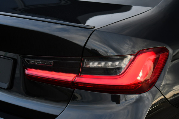 BMW 3-serie 330e xDrive M-Sport Pro Pano M-zetels ACC HUD 19inch El-klep