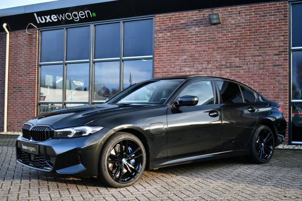 BMW 3-serie 330e xDrive M-Sport Pro Pano M-zetels ACC HUD 19inch El-klep