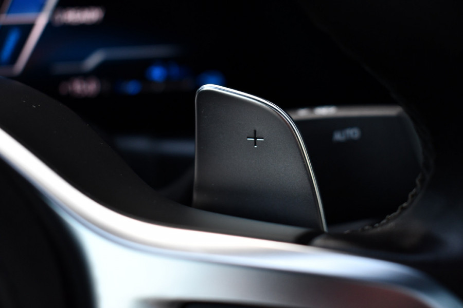 BMW 3-serie 330e xDrive M-Sport Pro Pano M-zetels ACC HUD 19inch El-klep